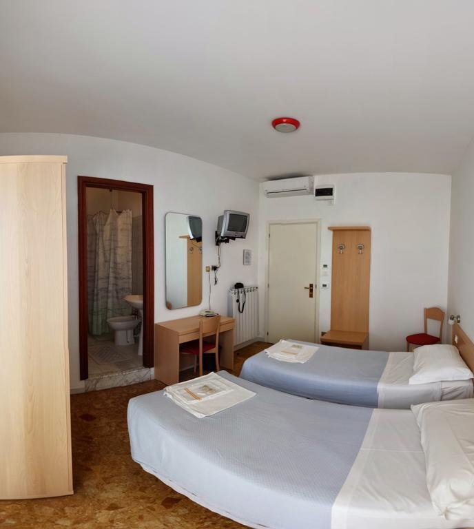 Albergo Anita San Bartolomeo Al Mare Camera foto