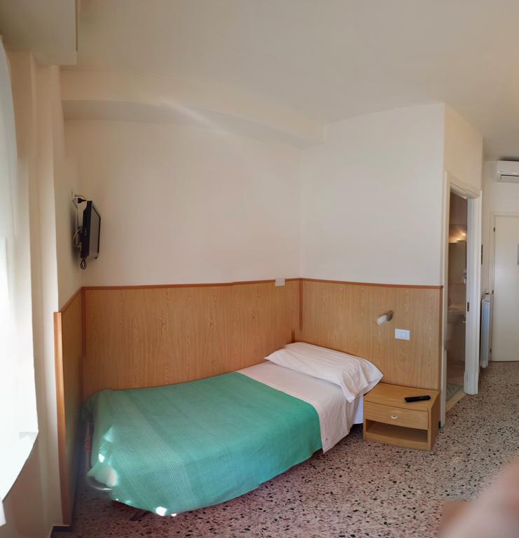 Albergo Anita San Bartolomeo Al Mare Camera foto